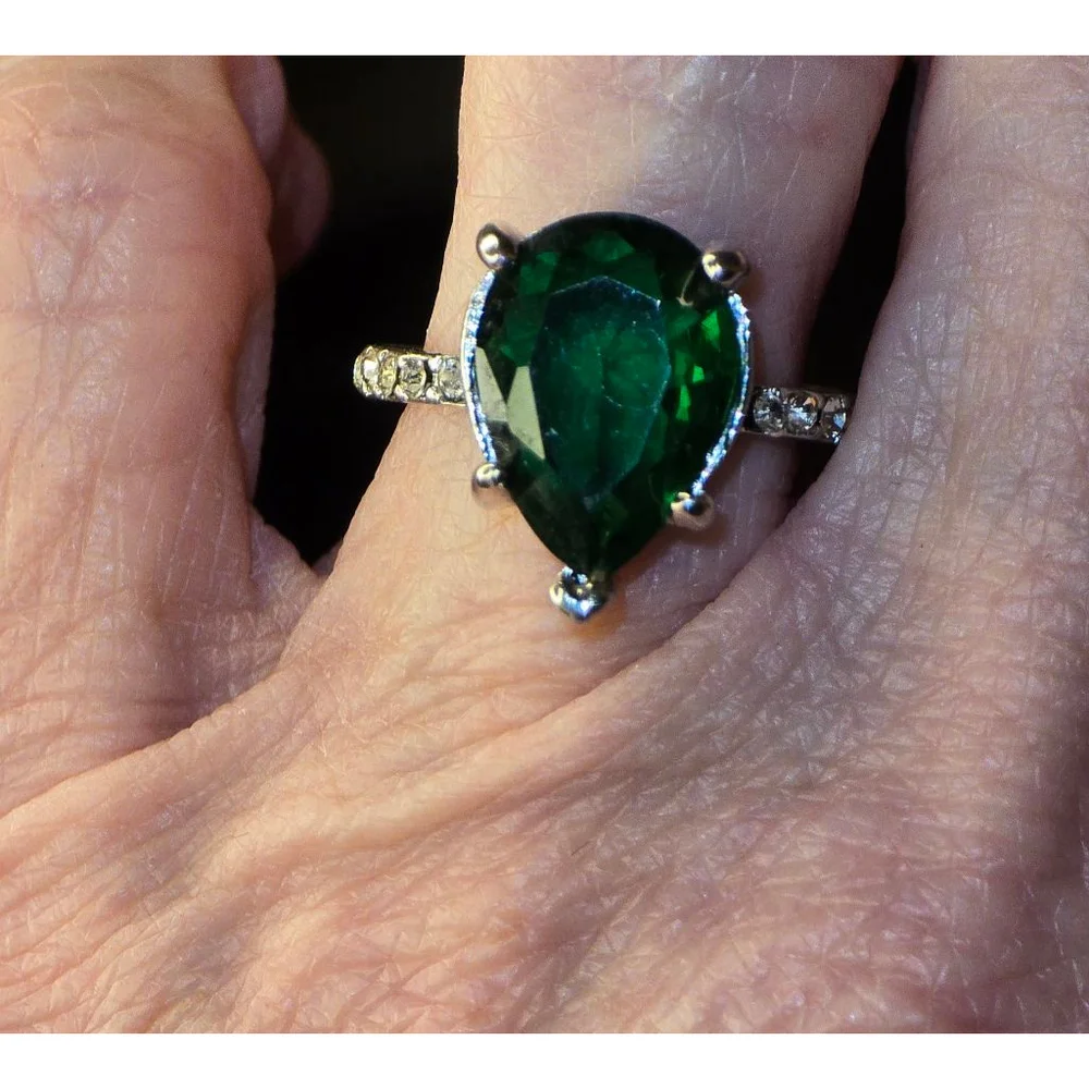 Women's Unbranded Pear Emerald Green Silver‎ Tone Ring Size 5.5